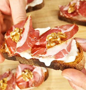 BRUSCHETTINE CON GORGONZOLA GRAN RISERVA LEONARDI, CAPOCOLLO STAGIONATO, NOCI E MIELE