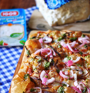 FOCACCIA AL GORGONZOLA, CIPOLLA ROSSA E SALSICCIA