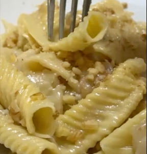  RIGATONI CON GORGONZOLA GRAN RISERVA LEONARDI E PERE