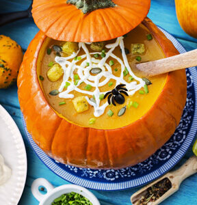 SOUPE D’HALLOWEEN AVEC TOILE D’ARAIGNE AU GORGONZOLA